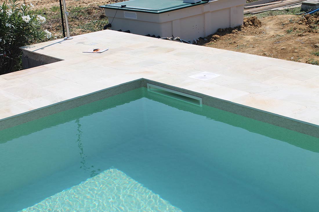 realizzazione nuova piscina interrata skimmers sfioratori scala recessa